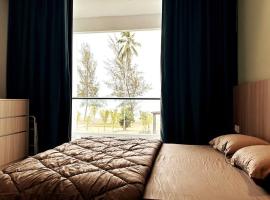 Beachfront Retreats @RoxyBeachSematanApt., hôtel à Sematan