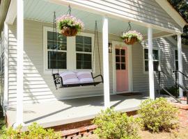 Hotel fotoğraf: Historic Pink Door Cottage, Porch Swing Near Savannah Pets