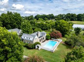 Hotel foto: Tranquil Mountain Escape Luxurious 5-Bedroom Farmhouse with Pool