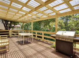 酒店照片: Pascoe Vale Retreat with BBQ Deck & Backyard