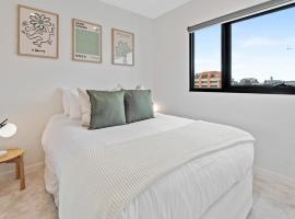 Hotel Foto: Elegant Collingwood Apartment with City Views