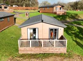 Two Bedroom Lodge In The Country - Owl, Peacock & Meadow, hotel in Liskeard