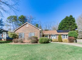 Zdjęcie hotelu: Lovely Charlotte Home with Yard 9 Mi to Uptown!