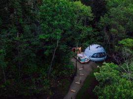 Dômes Charlevoix, hotel in Petite-Rivière-Saint-François