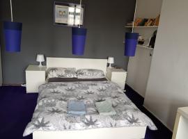 Hotel Photo: Private bedroom near Alexanderplatz in Sharing Apartment