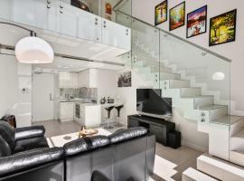 A picture of the hotel: Park Central Loft Apartment in Rosebank