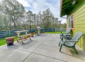 Hotel fotografie: Charming Grants Pass Cottage with Patio and Gas Grill!