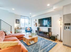 Hotel foto: Modern Townhome with Rooftop Deck - Near City Park!