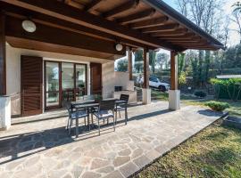 Hotel Photo: Al Porto terrace close to the lake