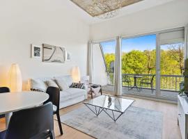 Foto do Hotel: Elegant 1BR Apt, Balcony, Pool, Central Location