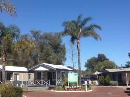 A picture of the hotel: Pinjarra Caravan Park and Cabins