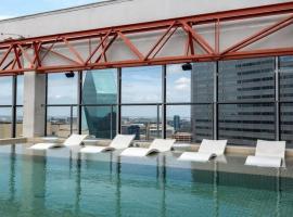 A picture of the hotel: 18th FL Stylish CozySuites with roof pool, gym #5