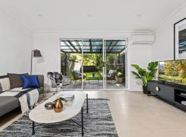 Hotel foto: Patio House Moments from Marrickville Metro