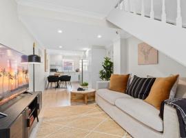 Hotel Photo: Chic 2-Bed Unit Fully Renovated in Prime Location