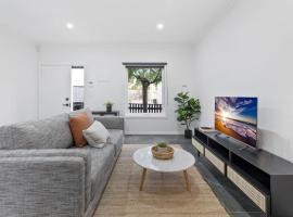 ホテル写真: Sleek 2-Bed Terrace near Local Parks