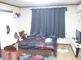 Фотографія готелю: Spacious Studio Apt (Myeong-dong)