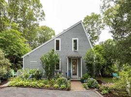 Hotel fotografie: Stay On The Cape Vacation Rentals: Contemporary Saltbox In New Seabury