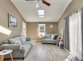 Хотел снимка: Downtown Westerly Home 4 Mi to Beaches!