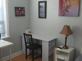 Hotel Photo: High Park Single room with personal washroom and kitchen for solo travelers