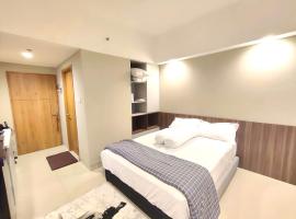 รูปภาพของโรงแรม: Furnished Studio, 5 mins to LRT Jabodebek Station