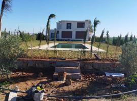 Hotel Foto: Maison+piscine dans une ferme benslimane