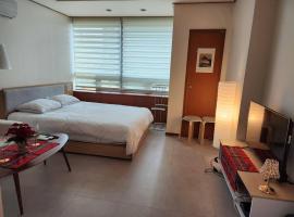 Hotel Foto: Cute and Cozy House - 5min to Sinsa Station, 1min to Garosugil