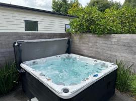 Hotel Foto: Business or Holiday 4 bedrooms house in Hamilton with pool and spa