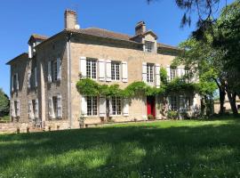 Foto do Hotel: Grande maison en pierre avec piscine, sauna et jacuzzi