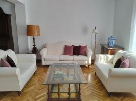 รูปภาพของโรงแรม: RentalSevilla Familiar apartamento en los Remedios