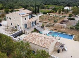 ホテル写真: Maison de 6 chambres avec piscine privee terrasse et wifi a Le Garn