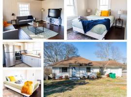 Hotel foto: Charming 2 Bedroom Home with Deck: Retreat in Prime Location