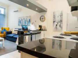 Hotel Foto: New Listing Cozy Downtown Loft Rooftop Patio BBQ Gym Coffee