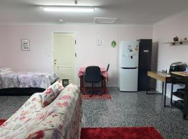 صور الفندق: Red Cottage - LARGE MOSTLY SELF-CONTAINED STUDIO ROOM