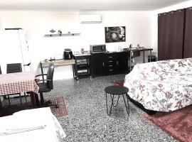 รูปภาพของโรงแรม: Red Cottage - LARGE MOSTLY SELF-CONTAINED STUDIO ROOM