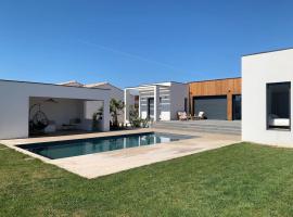 Hotel Photo: Villa contemporaine avec piscine et grand jardin
