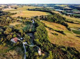 รูปภาพของโรงแรม: Ferme du Moulin de Paillères - Bain nordique, vue panoramique, piscine - idéal 4-5 personnes