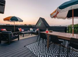 Hotel fotoğraf: Designer Single Family House-Rooftop- Hot Tub