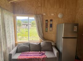Agradable cabaña para 4 personas en Hornopiren, hotel em Hornopiren