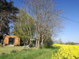 Hotel Photo: Tiny chalet dans la campagne lauragaise