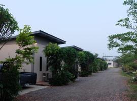 เช็คอินรีสอร์ทชัยนาท Check-in resort, ξενοδοχείο σε Ban Khao Khayai (1)