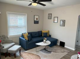 A picture of the hotel: Cheerful & Warm Remodeled Cottage at Wilson Park