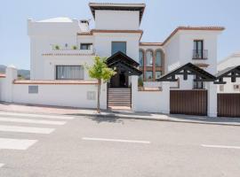 ホテル写真: 7 bedrooms villa with private pool jacuzzi and wifi at Granada