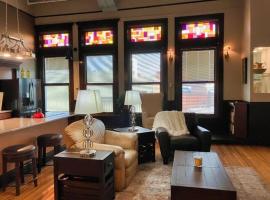 होटल की एक तस्वीर: Pet Friendly Gorgeous Downtown Loft Pueblo