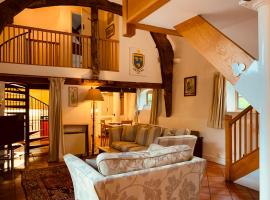 รูปภาพของโรงแรม: Unique 17c listed Barn in a Shropshire hamlet.