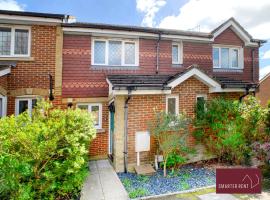 Foto do Hotel: Knaphill, Woking - 2 Bedroom House - Garden and Parking