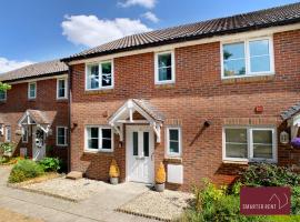 A picture of the hotel: Wokingham - 2 Bedroom House - With Garden