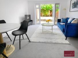 A picture of the hotel: Twyford - Modern 2 Bedroom House - Garden and Parking