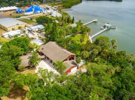 Hotel kuvat: Tampa Bay Getaway with Pool & Boat