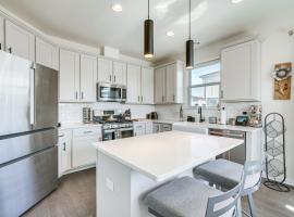 ホテル写真: Pet-Friendly Warrenville Townhome with Gas Grill!