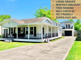 Hotel Photo: 6 BRs Spacious Charming House, Great Neighborhood